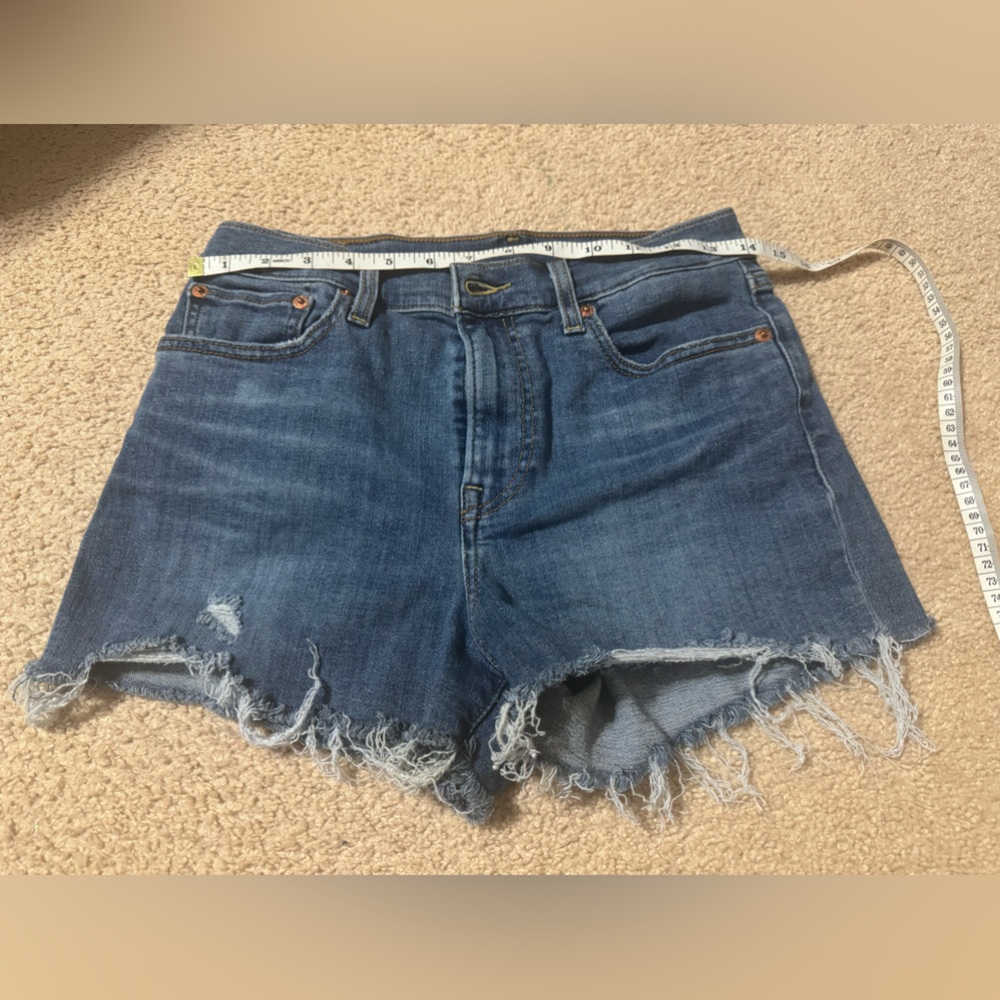 EUC Levi’s Distressed Jean Shorts SZ 6 / 28 in Medium Wash